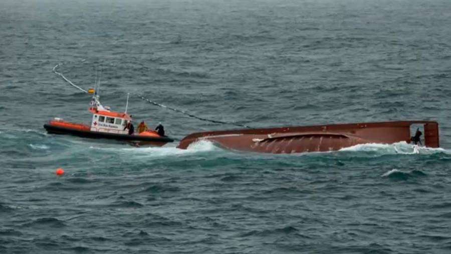 remolque. El pesquero ‘Sempre Güeto’ fue remolcado este sábado hasta Ferrol. Foto: Efe
