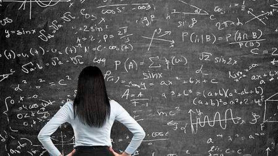 Una mujer ante un encerado lleno de operaciones matemáticas. E.P.