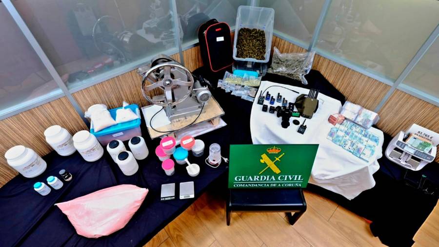 Vista del material incautado por la Guardia Civil en la operación ‘Cancan’, con parte del laboratorio clandestino de drogas sintéticas, 1.600 gramos de cocaína, 3.000 pastillas de MDMA y 93.000 euros. Foto: Guardia Civil