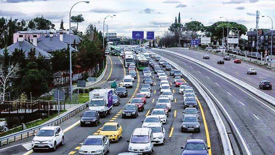 movilidad Largas colas de vehículos en la Autovía del Noroeste (A-6) que une Madrid con A Coruña. Foto: Ricardo Rubio / E.press