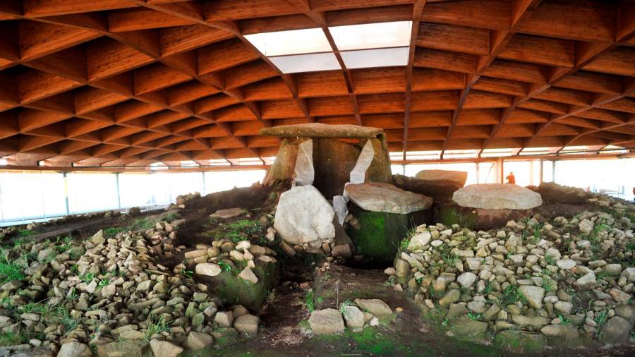 O dolmen de Dombate é un dos protagonistas da exposición itinerante.