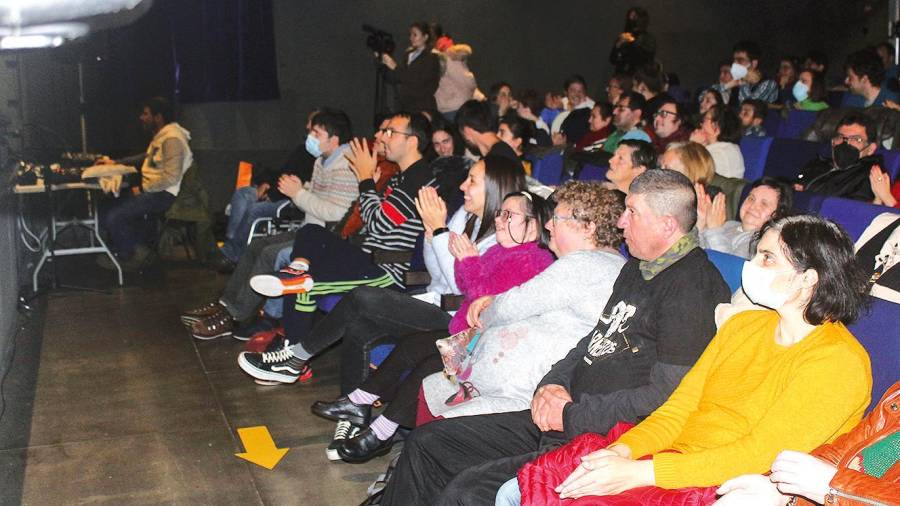 PRESENTACIÓN. Usuarios y usuarias de Ambar durante la presentación del calendario en el Teatro Elma.