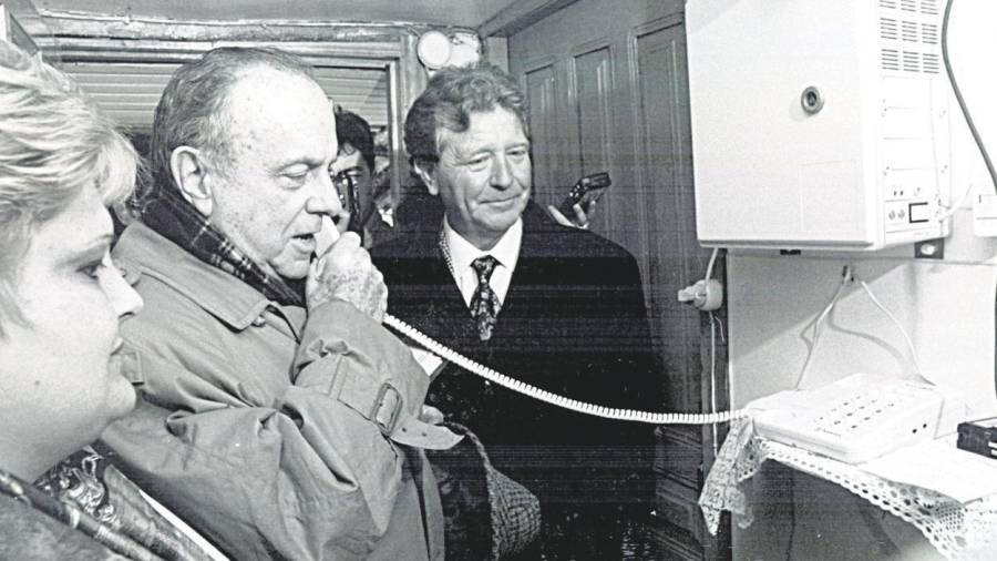 Manuel Fraga, entonces presidente de la Xunta, con Jaime González inaugurando una estación de telefonía rural en Rubiá (Ourense), en 1993. Los barrios más alejados del centro urbano de Santiago vivieron entonces una ‘revolución’. Foto: X. C.