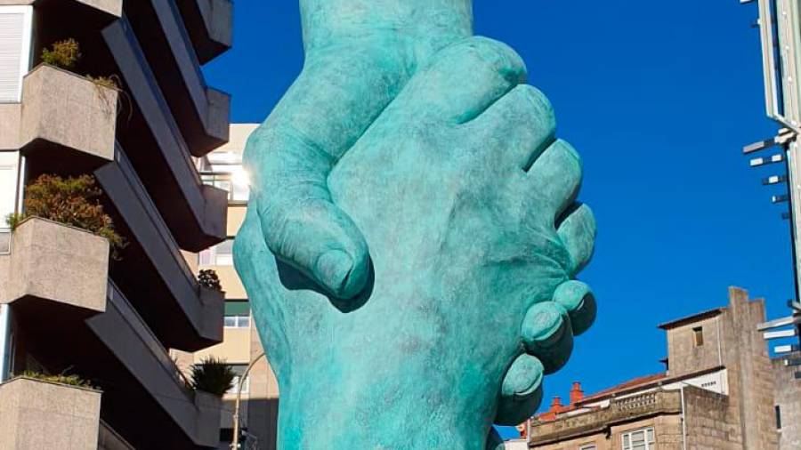 Instalada otra escultura de Ramón Conde en Vigo