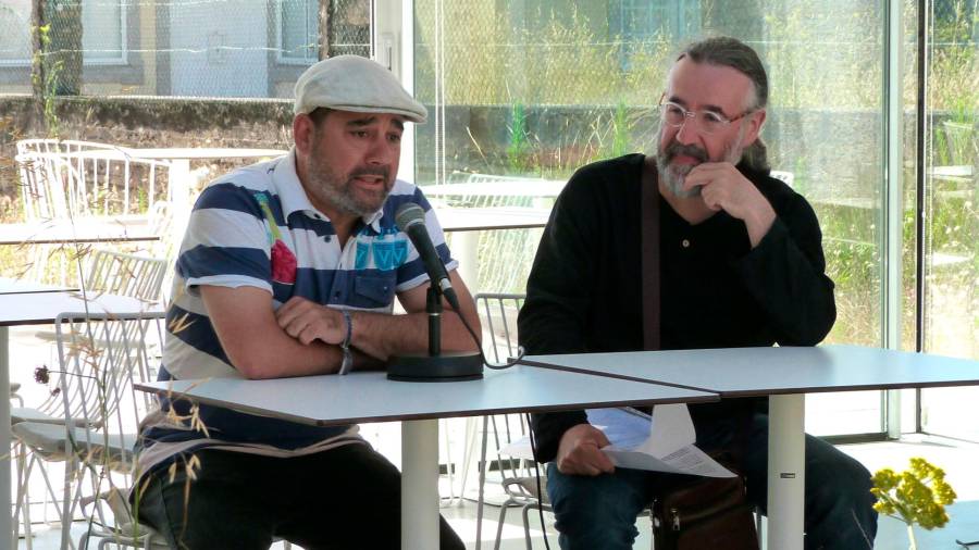 Pepe Formoso, esquerda, xerente do hotel, e Bieito Romero, fundador de Luar na Lubre, presentando o proxecto. Foto: J. M. 