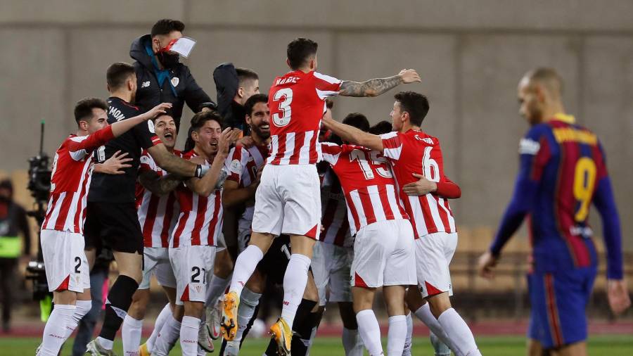 euforia Los jugadores del Athletic festejan la victoria nada más producirse el pitido del final. Foto: José Manuel Vidal/EFE