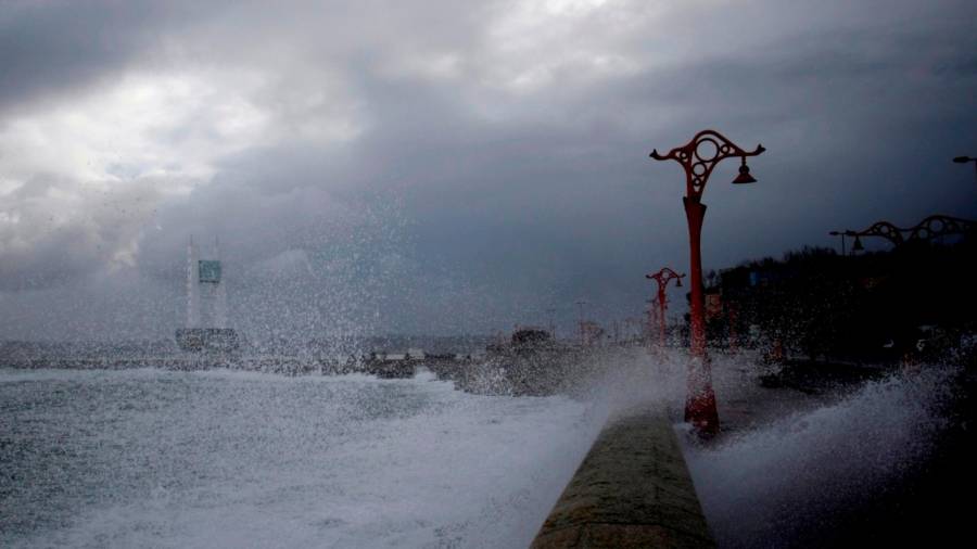 Imagen del paseo marítimo de A Coruña durante un temporal el pasado mes de diciembre. Foto: Cabalar