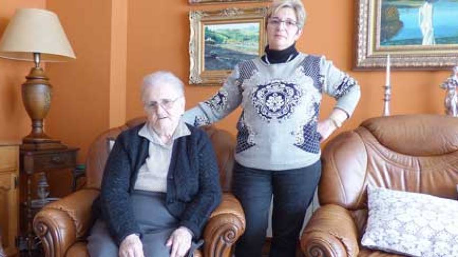Desde Argentina hasta Cee para asistir al centenario de su madre
