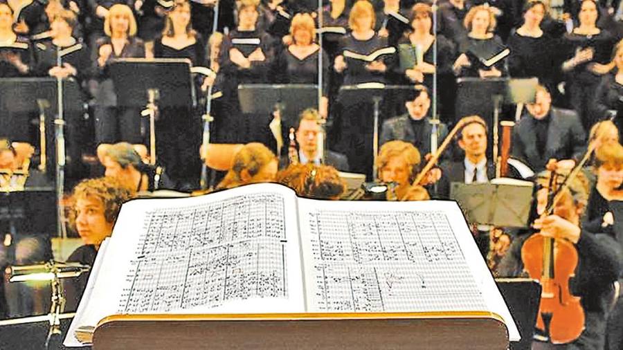 Orquesta y coro de música sinfónica, interpretando obras llamadas clásicas. Foto: A. P.