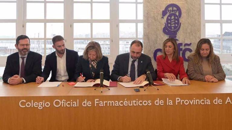 El conselleiro de Sanidade, Julio García Comesaña, en la firma de un convenio con el colegio de farmacéuticos de A Coruña - CONSELLERÍA DE SANIDADE