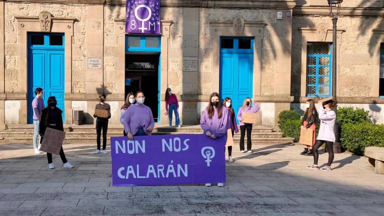 Alumnas do IES Virxe do Mar manifestáronse baixo o lema ‘Non nos calarán’. Foto: A. N. 