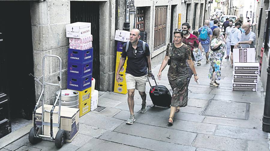 Las maletas de los turistas se ‘camuflan’ con los enseres que utilizan los repartidores en sus labores. Fotos: F. Blanco