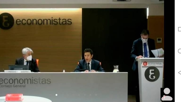 RuEda de prensa telemática del REAF para detallar las novedades del IRPF 2020, con su presidente, Agustín Fernández, en el uso de la palabra, con Valentín Pich a la izquierda