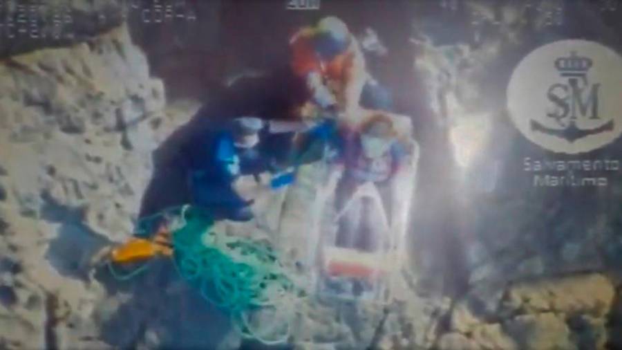 Momento del rescate de la mujer que cayó al mar en la costa de Muxía. Foto: Salvamento Marítimo