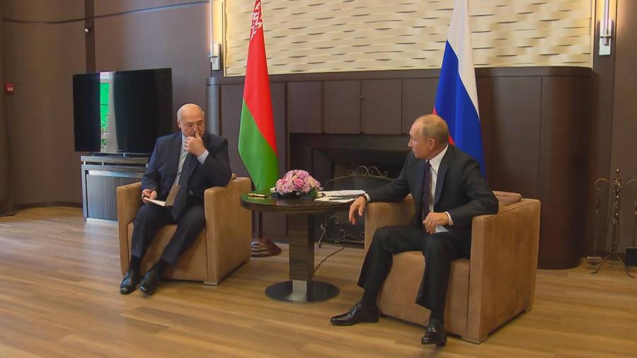 Putin, a la derecha, en su reunión con Lukashenko. Foto: Efe