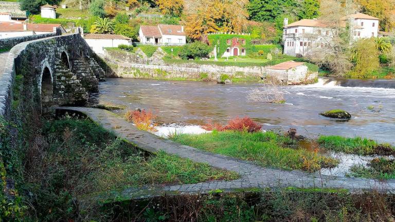 Estado del río Tambre a su paso por A Ponte Maceira este viernes a mediodía. Foto: CG