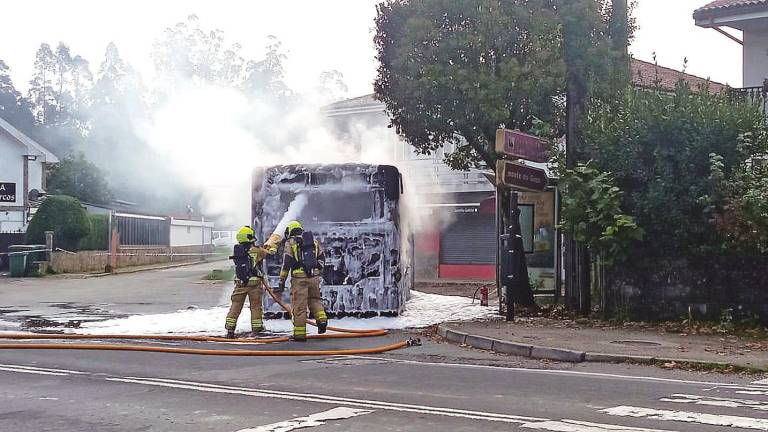 Para sofocar las llamas, los bomberos tuvieron que rociar espuma antiincendios por todo el autobús. Foto: Antonio Hernández