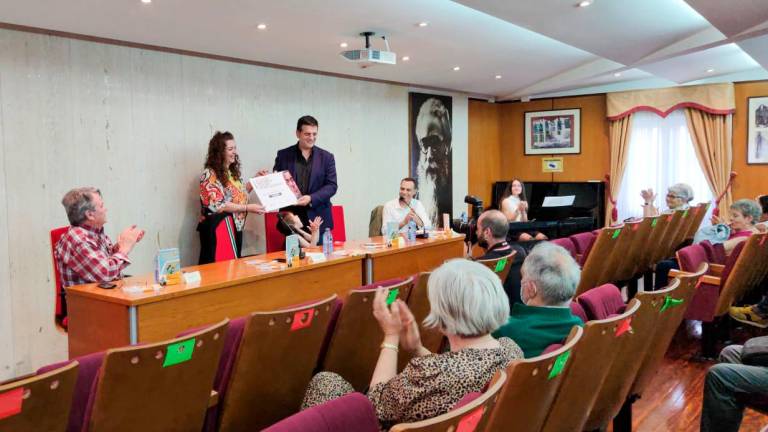 ENTREGA. Neira Cruz recibe o premio de mans da edil de Cultura, Patricia Lojo. Foto: C.P.