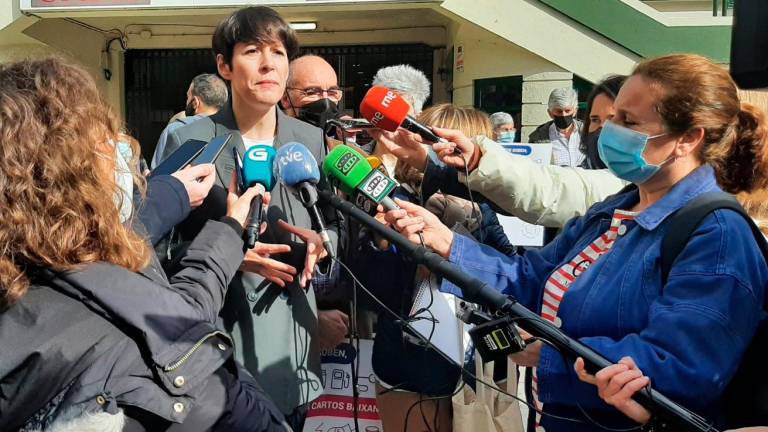 Anta Pontón en declaracións aos medios na campaña do BNG de mobilización ante a escalada de prezos, esta mañá na Coruña. Foto: Gallego.
