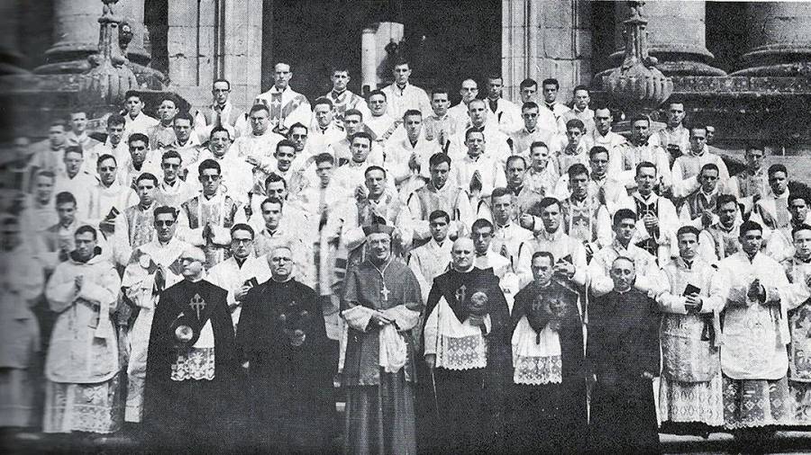 Monseñor Novoa Fuente, con varios capitulares y los presbíteros ordenados el 13 de agosto de 1961