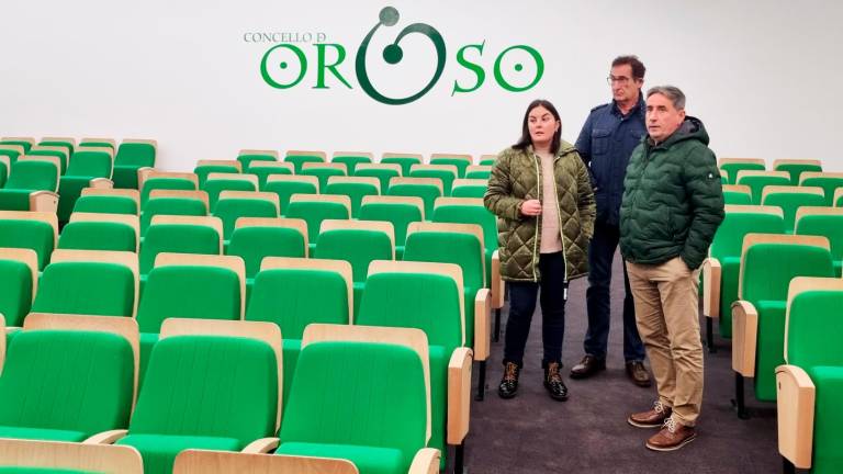 La edil Beatriz Rodeiro con Antonio Leira, centro, y el regidor Luis Rey en la reciente visita al nuevo auditorio orosano. Foto: CO