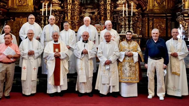Monseñor José Diéguez Reboredo (3º izquierda, fila de abajo) con sus compañeros de promoción y el rector del Seminario Mayor, Carlos Álvarez (1º, derecha). Foto: Fernando Blanco