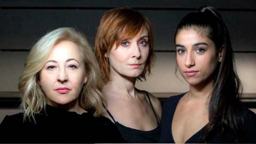 Carmen Machi, esquerda, Nathalie Poza e Carolina Yuste son as actrices protagonistas de Prostitución, que representarán o día 18 de outubro no Pazo da Cultura da capital de Bergantiños.