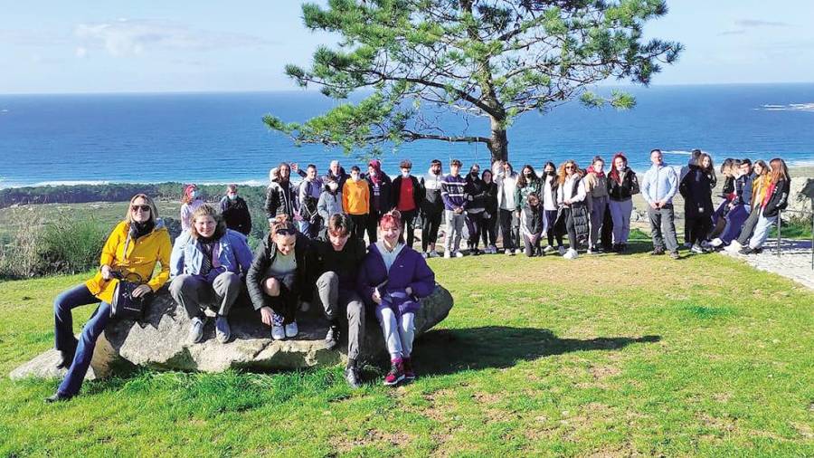 EXCURSIONES. Estudiantes de Irlanda y Croacia en el mirador de Pedra da Ra, en Ribeira.