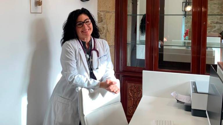 La Doctora Sandra Vilanova en la recepción de la nueva clínica