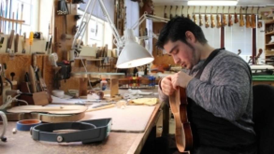 El luthier vigués Anxo Cabreira ingresa en el taller Hans Weisshaar de Los Ángeles