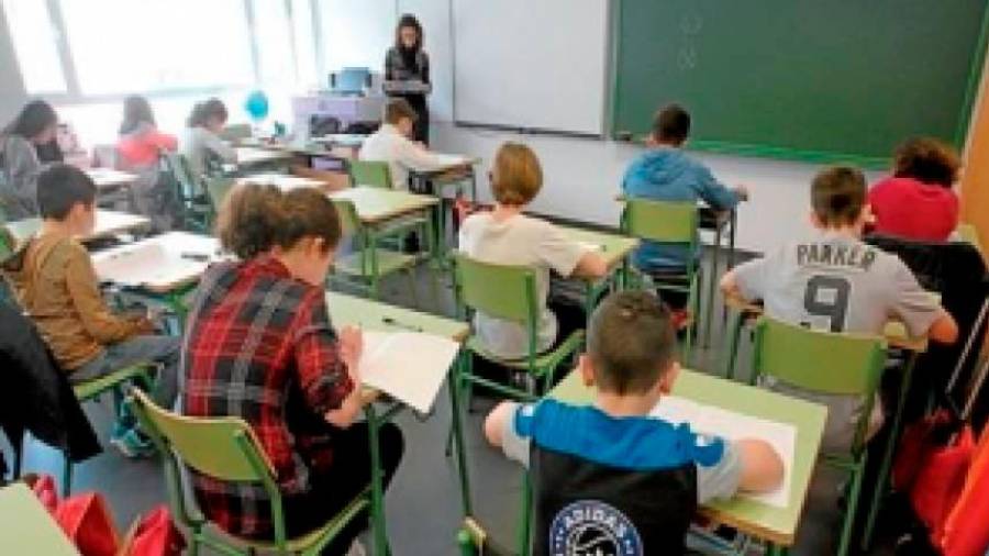 Escolares dun centros educativo galego asistindo a clase antes da crise da covid-19