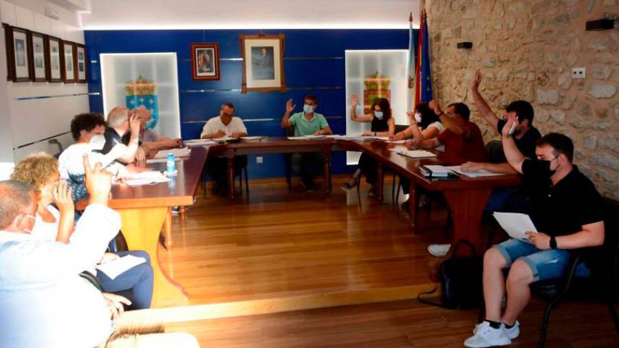 Un pleno de la Corporación del Ayuntamiento de A Baña, cuyos representantes negocian la RPT. Foto: CDB