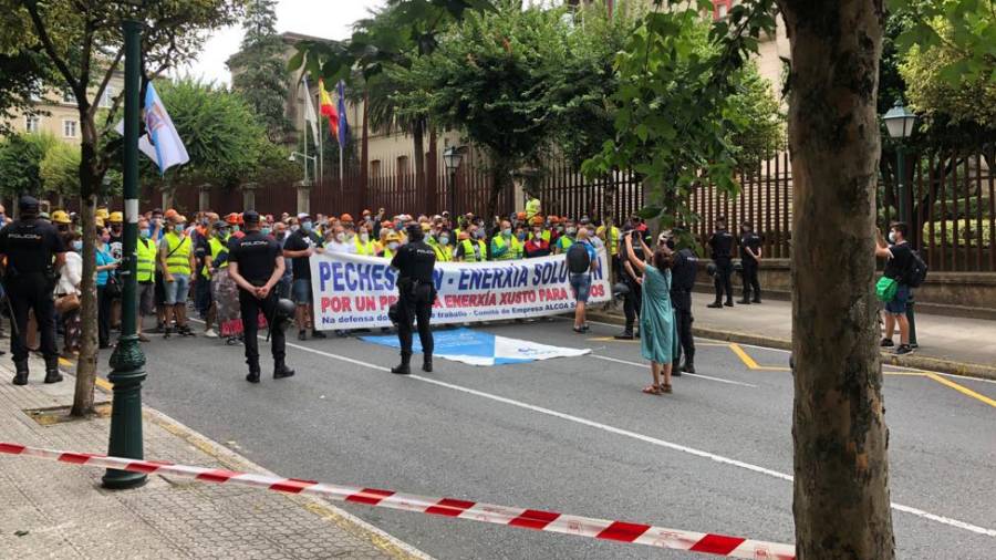 Protesta de los trabajadores de Alcoa ante el Pazo do Hórreo coincidiendo con la sesión constitutiva del Parlamento de Galicia. ECG