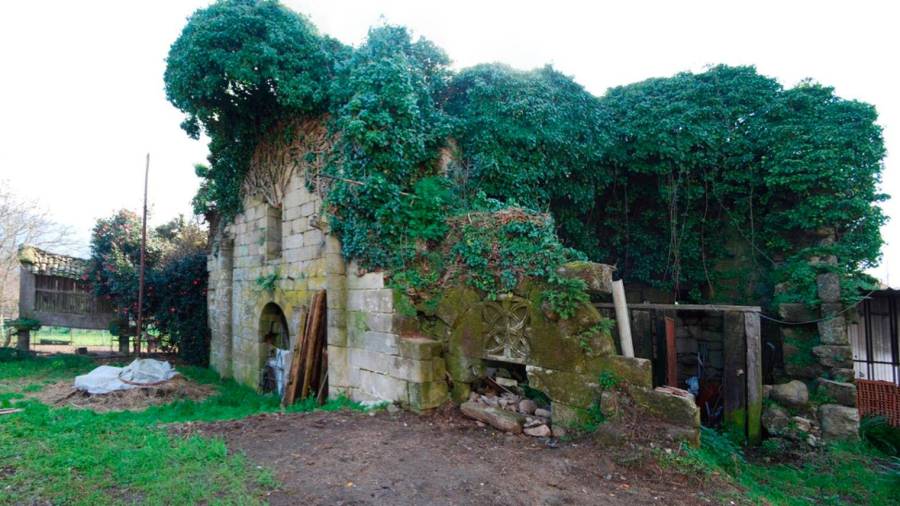 Monasterio de San Paio, en Crecente, una joya románica gallega olvidada y solo con los muros en pie.