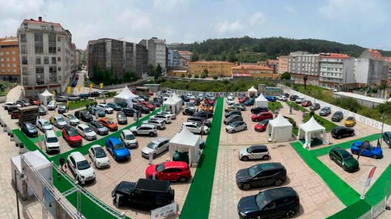 Panorámica de la feria de vehículos híbridos, eléctricos y de ocasión de Ribeira. Foto: F.M.G.