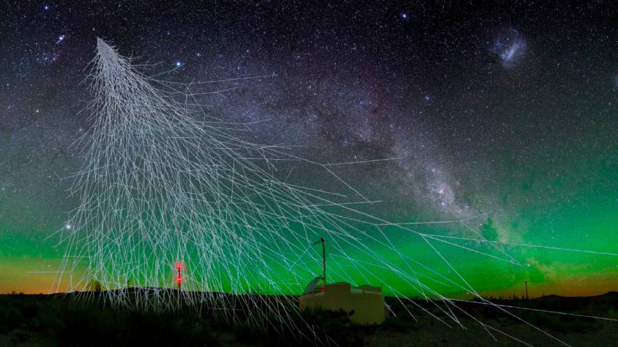 Ilustración de una cascada de partículas cayendo sobre los detectores del Observatorio Pierre Auger, en Argentina. Foto: A. Chantelauze/S.Staffi/L. Bret/Pierre Auger Observatory