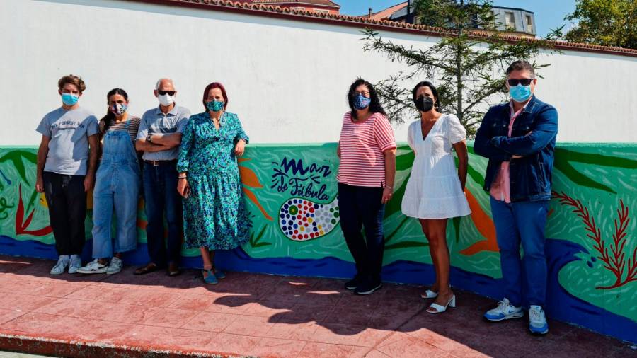Representantes municipais e da asociación Mar de Fábula, diante do mural do CEIP O Areal. Foto: Concello de Camariñas
