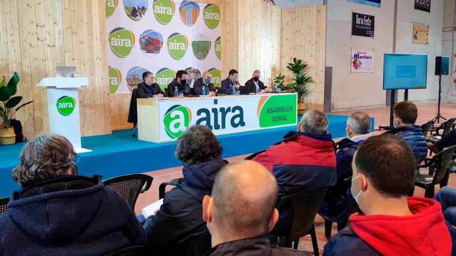 Asamblea de los cooperativistas de AIRA celebrada en el polideportivo de Taboada. Foto: Gallego