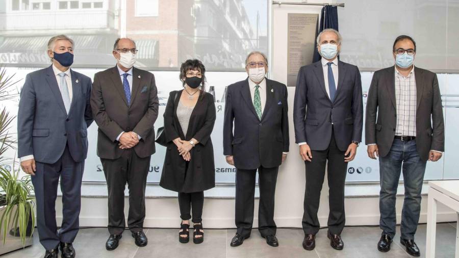 Imagen de grupo de las autoridades asistentes a la inauguración de la oficina de A.M.A. en Leganés (Madrid). FOTO: Adolfo Callejo Ventura