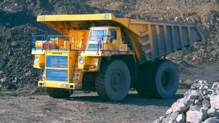 Camión realizando trabajos en una explotación minera. Foto: ICOG