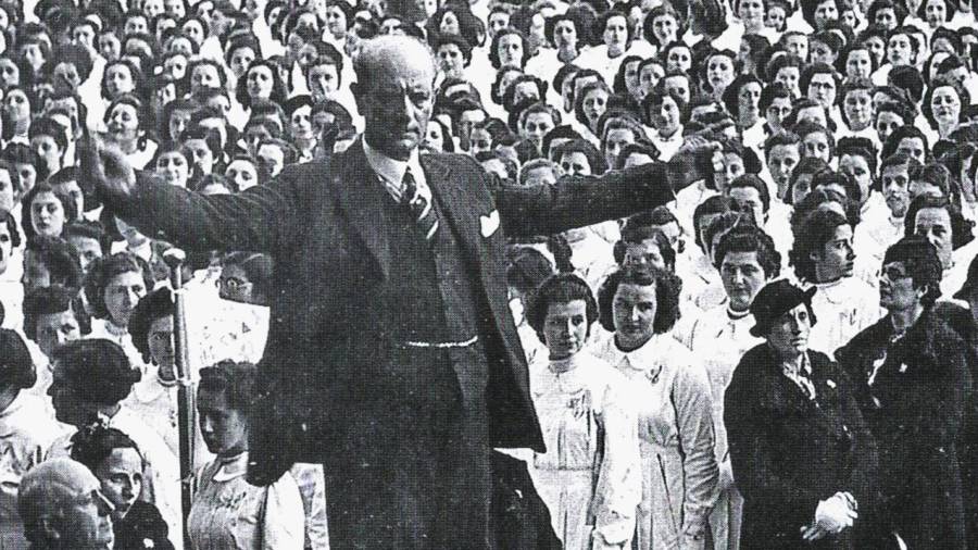 El compositor y violinista Andrés Gaos Berea (1874–1959) dirigiendo un concierto popular en Argentina