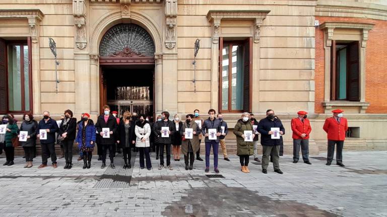 Participantes en la concentración de repulsa a las puertas del Parlamento de Navarra. Foto: E.P.