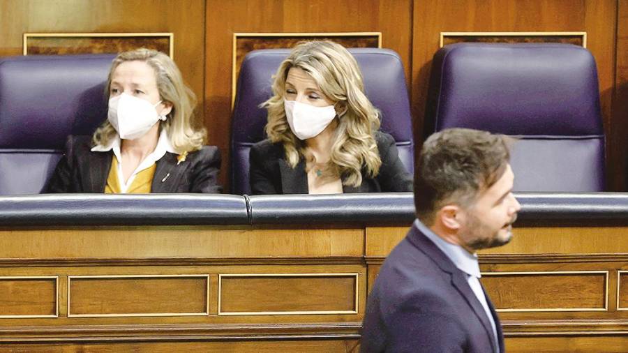 El portavoz de Esquerra, Gabriel Rufián, pasa por delante de las vicepresidentas Nadia Calviño y Yolanda Díaz, sentadas en sus escaños durante el debate. Foto: E. Parra