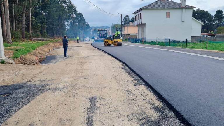 Estado das obras de pavimentación da estrada entre Bos Aires e O Pereiro. Foto: Concello da Laracha