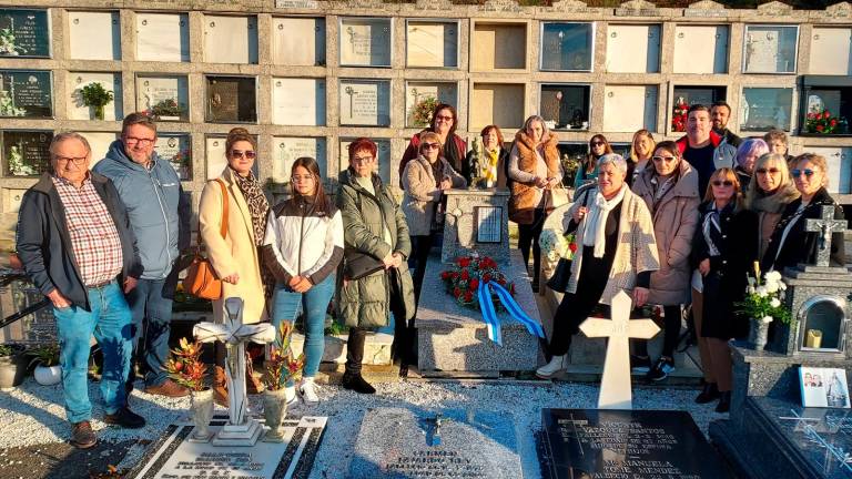 OFRENDA. Participantes en la ofrenda ante la tumba del que fue párroco de Aguiño, Francisco Lorenzo, en el cementerio sonense. Foto: A.F.L.M.