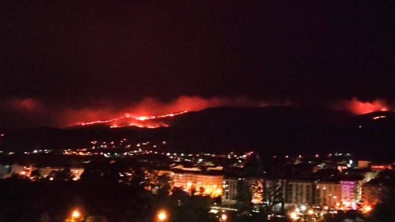 El incendio visto desde la parte baja de Boiro ayer por la noche. Foto: J.C. (RR SS)