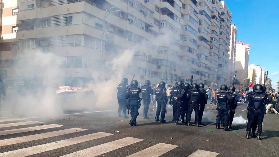 Agentes de la Policía en los disturbios de este martes en Cádiz EUROPA PRESS 23/11/2021