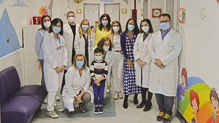 Martinón, jefe de pediatría (dcha); en primer término (agachada) Eloina Núñez, gerente del hospital, con un pequeño paciente del servicio de rayos Oliver, acompañados por el personal