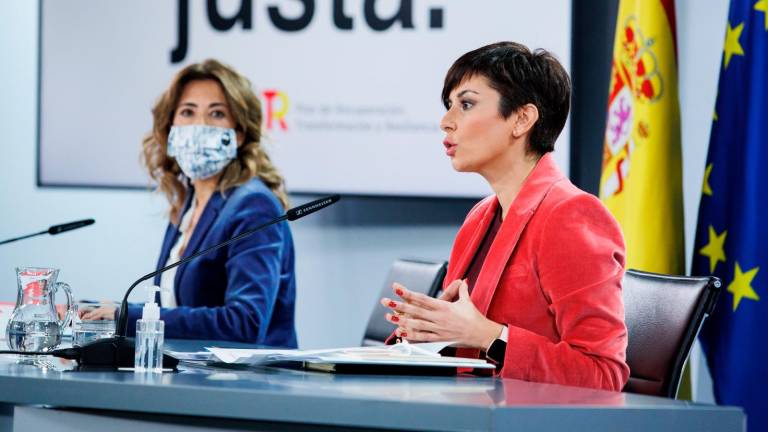 Isabel Rodríguez, en primer plano, junto a la ministra Raquel Sánchez. Foto: Europa Press