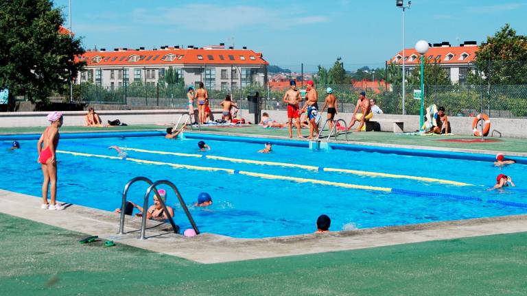Abonados haciendo uso de la piscina municipal, en este caso la de Milladoiro, durante este mismo verano. Foto: CA